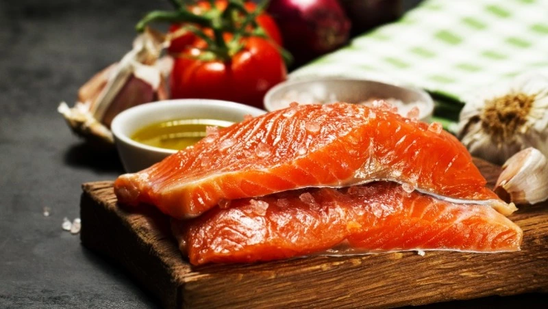 Жителям Сахалина напомнили о правилах выбора красной рыбы для праздничного стола