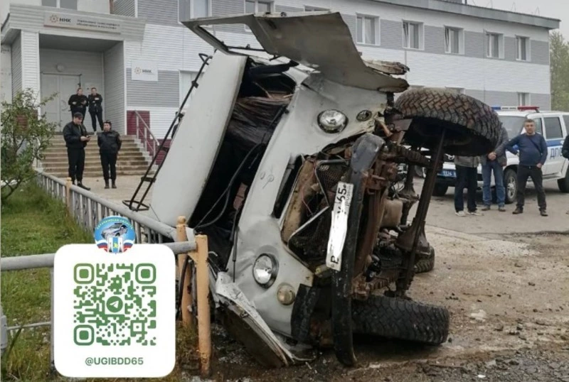 Парень из Охи, напившись, сел за руль папиного УАЗа и въехал в автобус