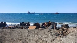 Китайский сухогруз в три этапа убрали с набережной Холмска 