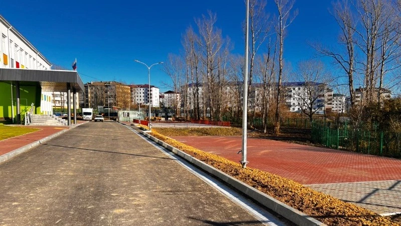 В Александровске-Сахалинском благоустроили территорию школы по поручению губернатора