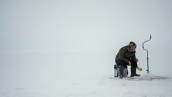 Сотрудники МЧС предупредили рыбаков об опасности выхода на лед залива Мордвинова