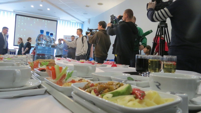 Сахалинские журналисты продегустировали новое меню авиакомпании «Россия»