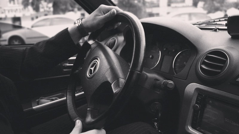 В Южно-Сахалинске водитель пытался удрать от ГИБДД, чтобы не отдавать им сверток с веществом