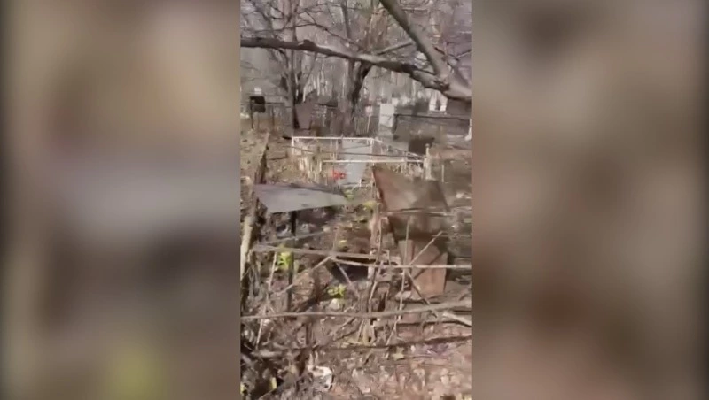 Старое кладбище в Южно-Сахалинске подтопило из-за забитых колодцев 