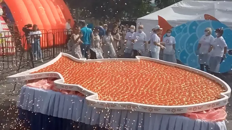 Гигантский бутерброд с икрой сделали на площади Южно-Сахалинска