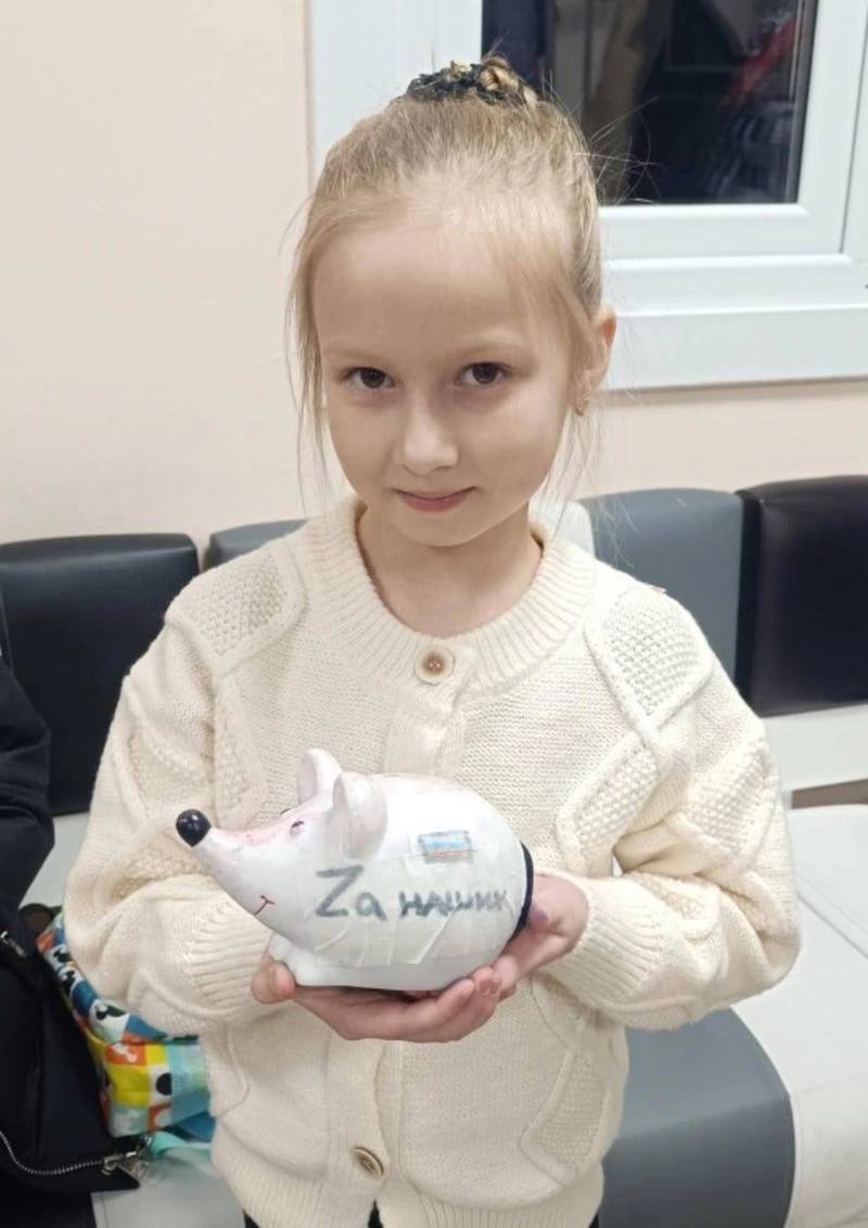«Хочу, чтобы все вернулись домой»: девочка с Сахалина отдала свою копилку в поддержку бойцов СВО