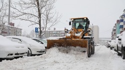 Больше 100 спецмашин отправили на уборку снега и наледи в Южно-Сахалинске 18 января