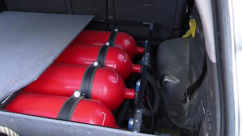 «Дешевле в 2,5 раза, очередей на заправках нет». Зачем Сахалин переводит автомобили на газ