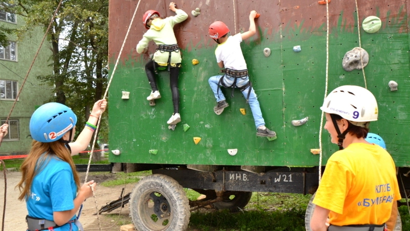 Урок скалолазания посреди Южно-Сахалинска провел «Бумеранг»