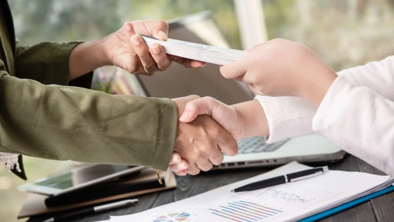 Двое жителей Сахалина оформили кредит на спящего приятеля