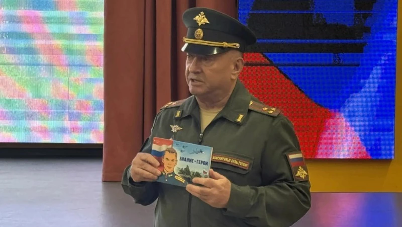 «Одна страна. Один полк. Одна победа»: 22-я школа Южно-Сахалинска приняла Знамя Бессмертного полка