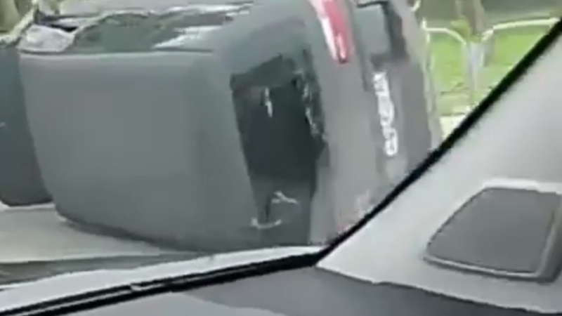 В Южно-Сахалинске после ДТП перевернулся микроавтобус