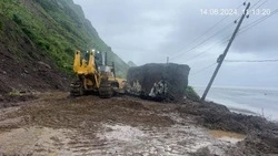 Спецтехника выехала к месту обрушения скалы в Невельском районе