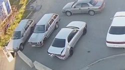 Южносахалинцы устроили краш-тест своих авто с помощью бетонных блоков в Дальнем