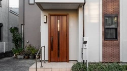 Жителя Долинского района осудят за порчу входной двери за 142 тысячи рублей