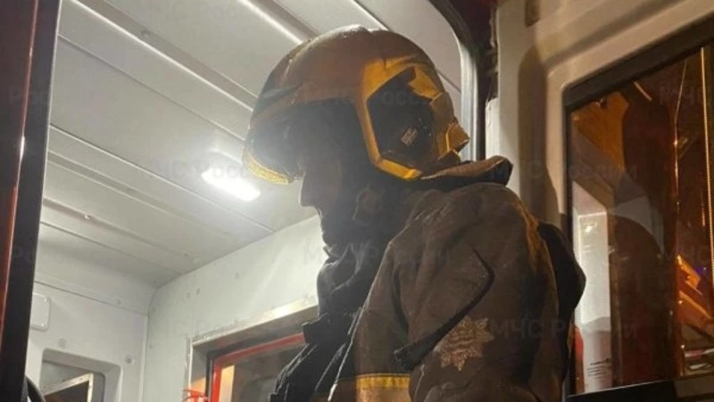 Трехэтажный дом вспыхнул в Аниве 