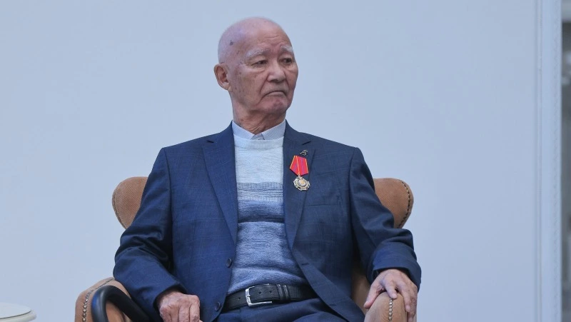 Валерий Лимаренко поздравил с 90-летним юбилеем нивхского писателя Владимира Санги