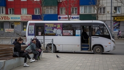 Водитель автобуса отобрал проездной у школьника в столице Сахалина