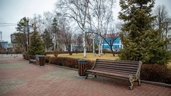 Урны и скамейки возвращаются на улицы Южно-Сахалинска после зимы