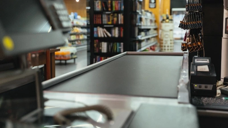 Мужчина украл из кассы в торговом центре в Южно-Сахалинске более 40 тысяч рублей 