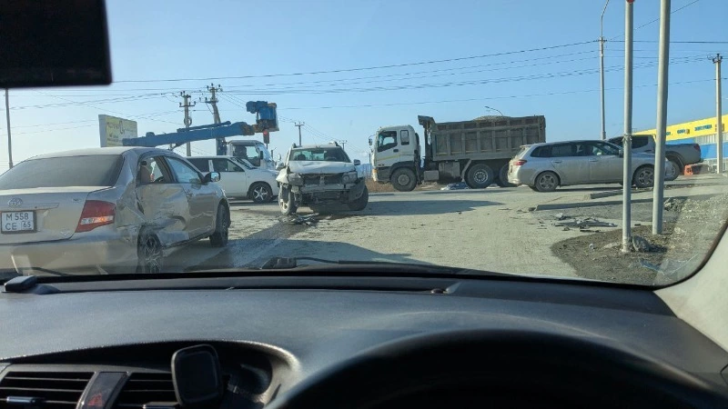 Две иномарки столкнулись на улице Железнодорожной в Южно-Сахалинске