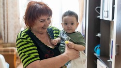 «Бабушка особого назначения» помогает молодым сахалинкам воспитывать детей