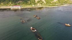 Из акватории Корсакова начали доставать затонувшие объекты