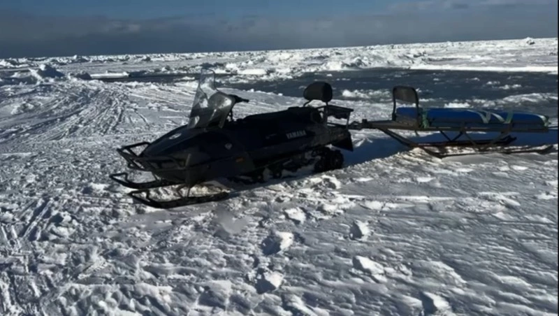 «Подарок от моря»: рыбак нашел снегоход, унесенный льдиной в районе села Лесного