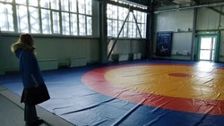 Депутат Антон Авдеев проверил работу спорткомплекса «Виктория» в Макарове