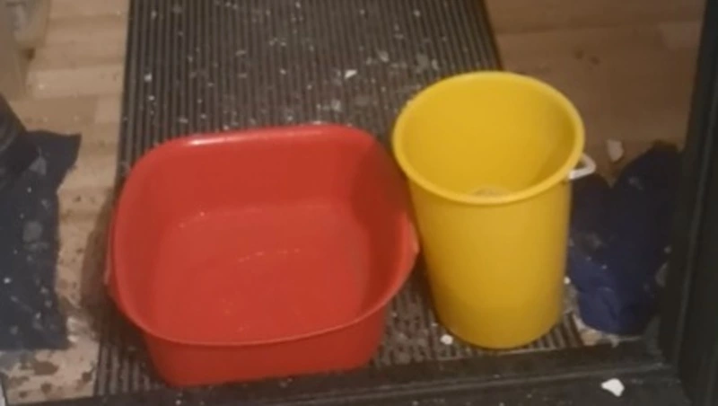 Жильцам дома в Южно-Сахалинске назвали ответственных за протекающую крышу