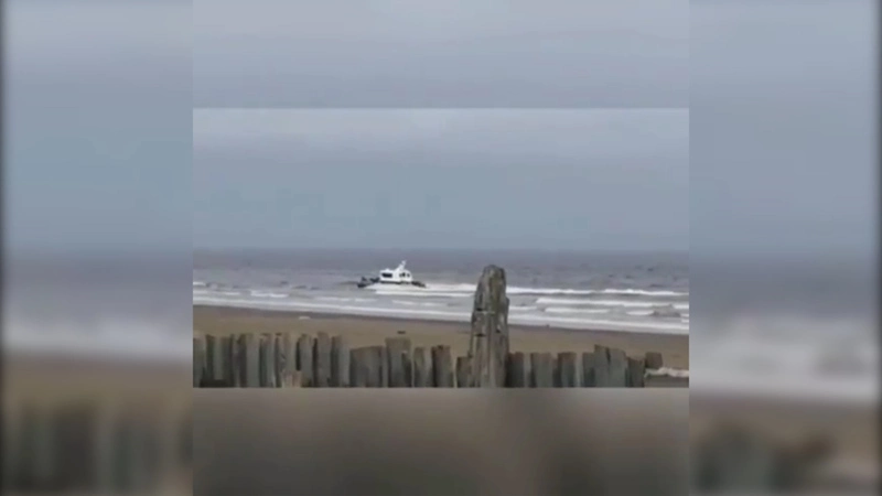 Морской бой по-сахалински: пограничники на катере протаранили злостного браконьера