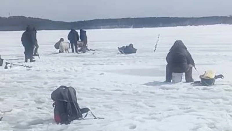Семеро рыбаков провалились под лед на Изменчивом 