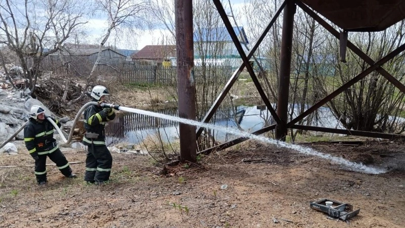 Пожарные Сахалина потушили почти 5 тысяч кв. м сухой травы за неделю