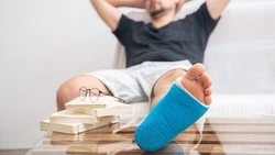 Работник отсудил 300 тысяч за травму ноги в Томаринском районе