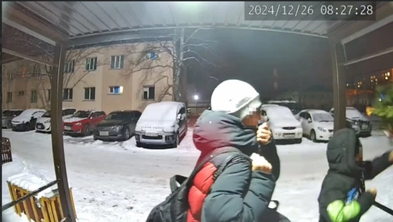 Малолетние вандалы испортили новогоднее украшение у дома в Южно-Сахалинске 