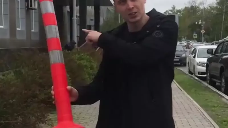 Блогер спас сбитый дорожный столбик на мини-кольце в Южно-Сахалинске