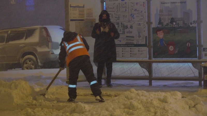 Дворники не вышли чистить улицы Южно-Сахалинска от завалов снега