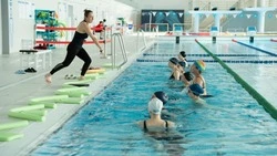 Более 100 будущих мам присоединились к бесплатным занятиям аквааэробикой в Южно-Сахалинске