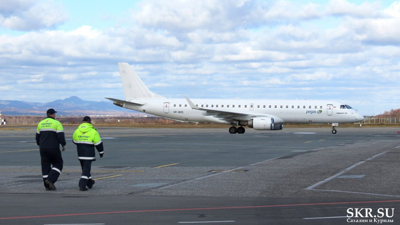 Рейс южно. Аэропорт Южно-Сахалинск самолеты. Самолёт Embraer 190 Nordwind. Южно-Сахалинск в Хабаровск аэропорт. Самолёт Хабаровск Южно Сахалинск.