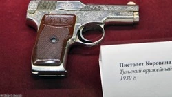 В Холмске пенсионерка ввязалась в конфликт и угрожала оппоненту редким антикварным пистолетом