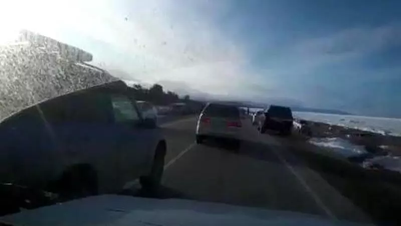 Сахалинец на джипе снес припаркованное у берега моря авто