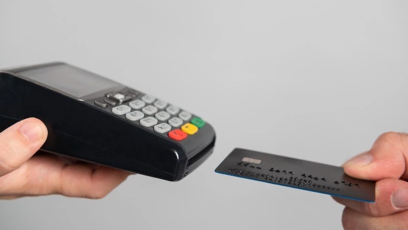 Сахалинец оплатил продукты картой своего собутыльника и получил уголовное дело