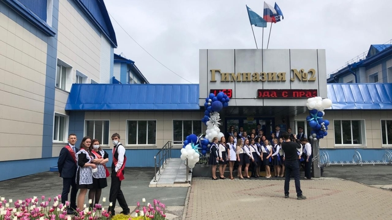 Выпускники сахалинской гимназии отметили последний звонок без родителей и вальса