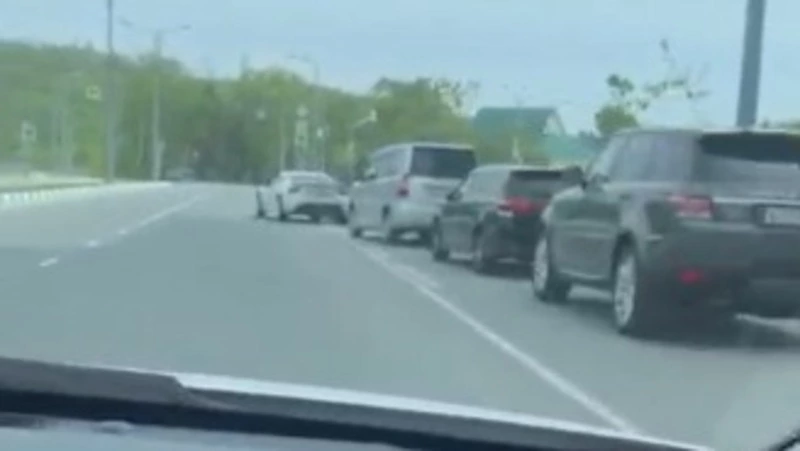 Водитель пригрозил «вечному» нарушителю ПДД в Южно-Сахалинске  