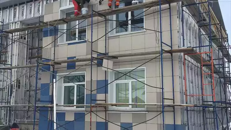 Капремонт поликлиники в селе на юге Сахалина закончат до Нового года