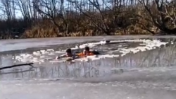 Пьяные рыбаки провалились под лед на юге Сахалина
