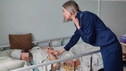 Пострадавшую при пожаре дома в Невельске навестили сотрудники прокуратуры