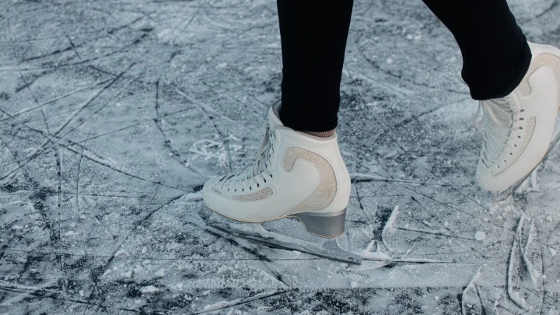 Лучший на Сахалине ледовый каток тонет в грязи