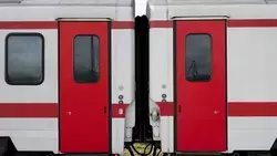 Проводника в поезде на Сахалине признали виновным в собственном падении из вагона