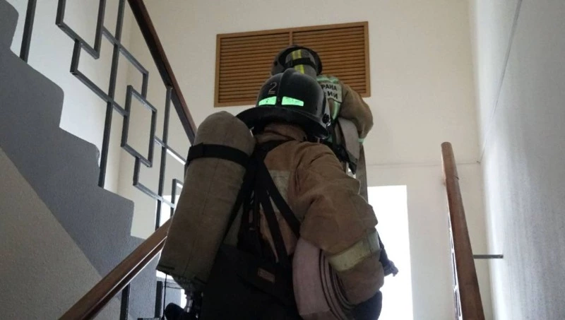 Холодильник вспыхнул в пятиэтажке в Охе 